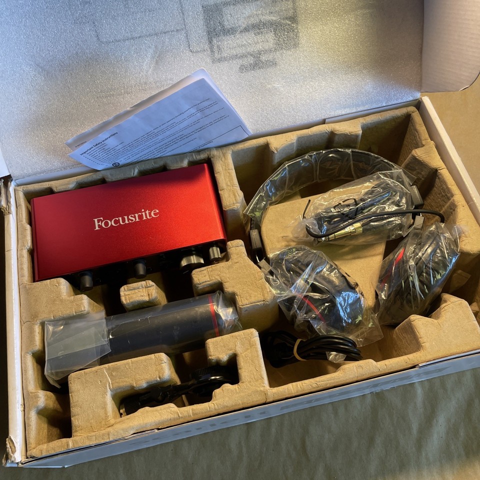 Focusrite Box Focusrite Scarlett 2i2 Studio 3rd Gen USB Audio Interface Bundle -NEW ...