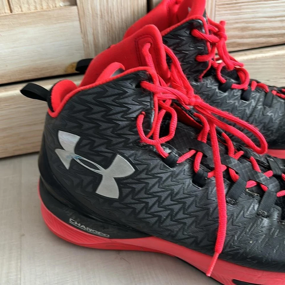 Zapatos de baloncesto Under Armour Drive - negros/rojos Foto 2 de 4