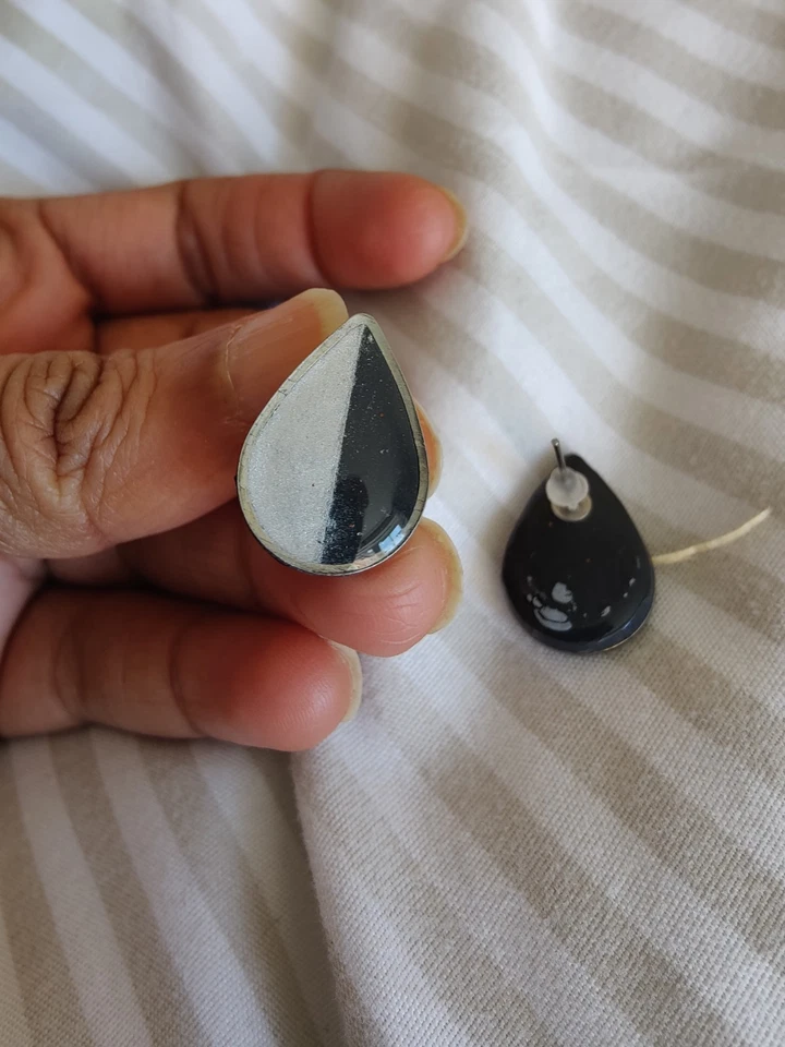 Tachuelas de resina gris y negro, lindos tachuelas ligeras para uso diario Foto 2 de 4