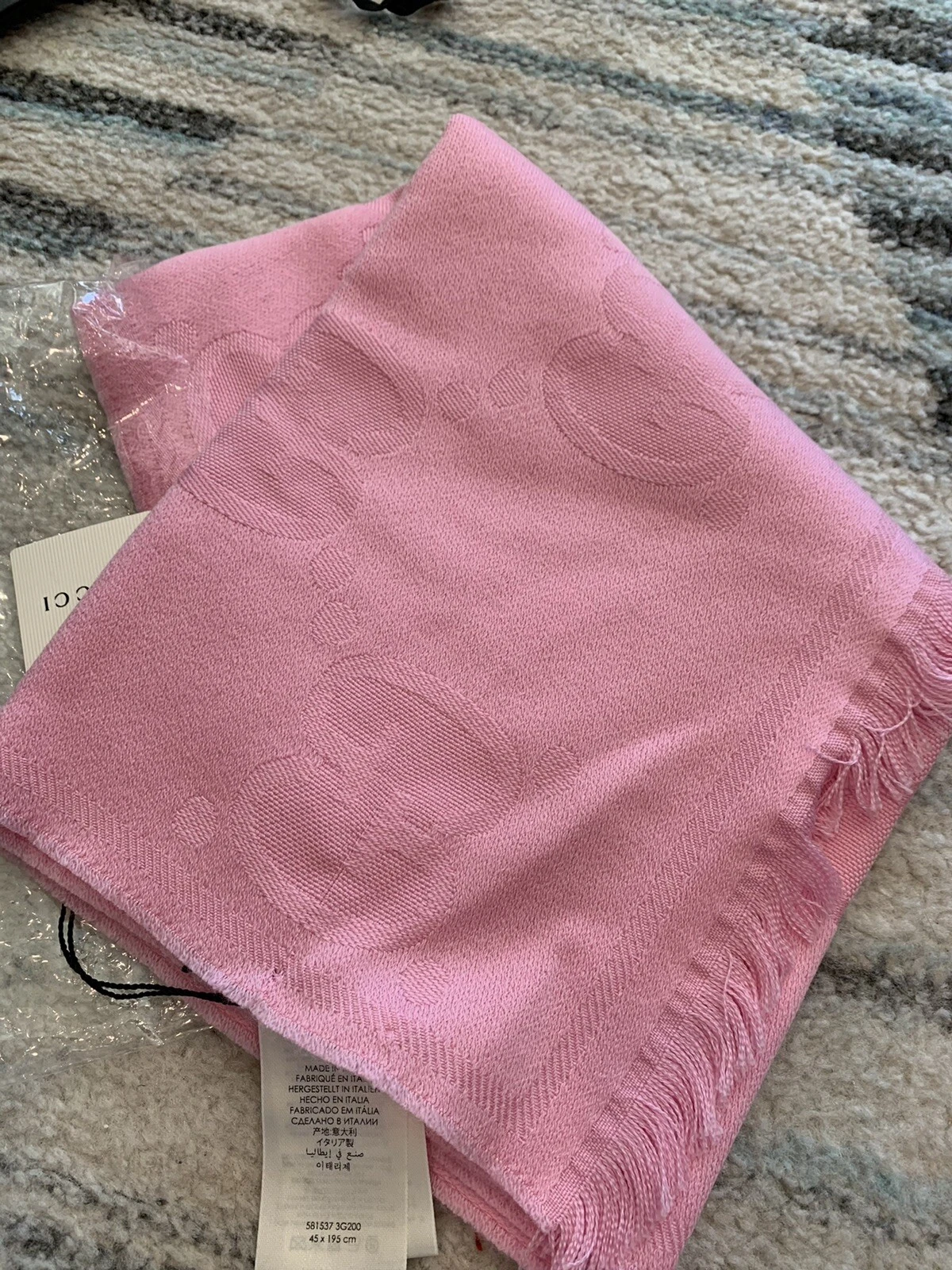 Echarpe femme GUCCI rose logo GG matière laine taille 45 cm x 195 cm