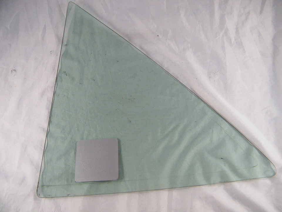 Mercedes Benz 300E 1991 fabricante de equipos originales lado derecho del pasajero ventilación trasera/vidrio de ventana del ala Foto 2 de 4