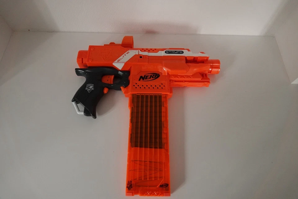 Nerf N-Strike Stryfe Blaster – Wie Neu, Elektrisch, 12-Dart Magazin + 10 Darts - Bild 2 von 4