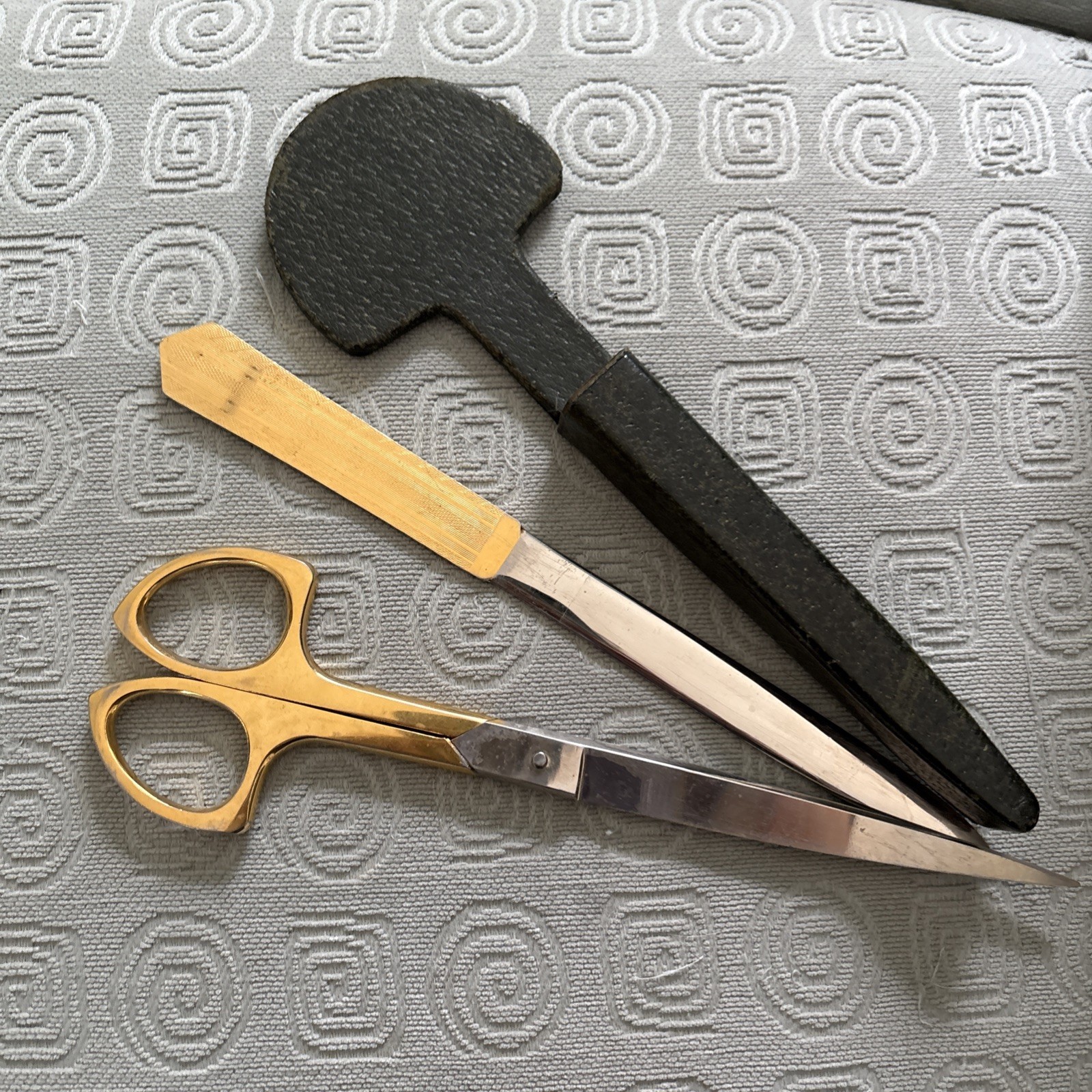 VINTAGE THREE PIECE SCISSOR AND LETTER OPENER LEATHER CASE DESK SET italy 