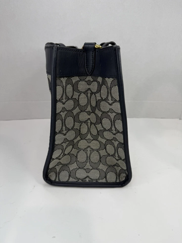 Usado en Excelente Condición Bolso de Mano Coach Field 30 Signature Estampado Jacquard Azul Marino Mediano C3282 Foto 3 de 4