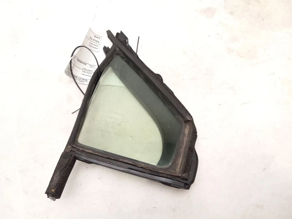 ПЕРЕДНЯЯ ПРАВАЯ ДВЕРЬ УГЛОВАЯ ВЕНТИЛЯЦИОННАЯ ЧЕТВЕРТЬ СТЕКЛА подходит для TOYOTA PRIUS C 2012 - 2019 OEM - Изображение 3 из 4