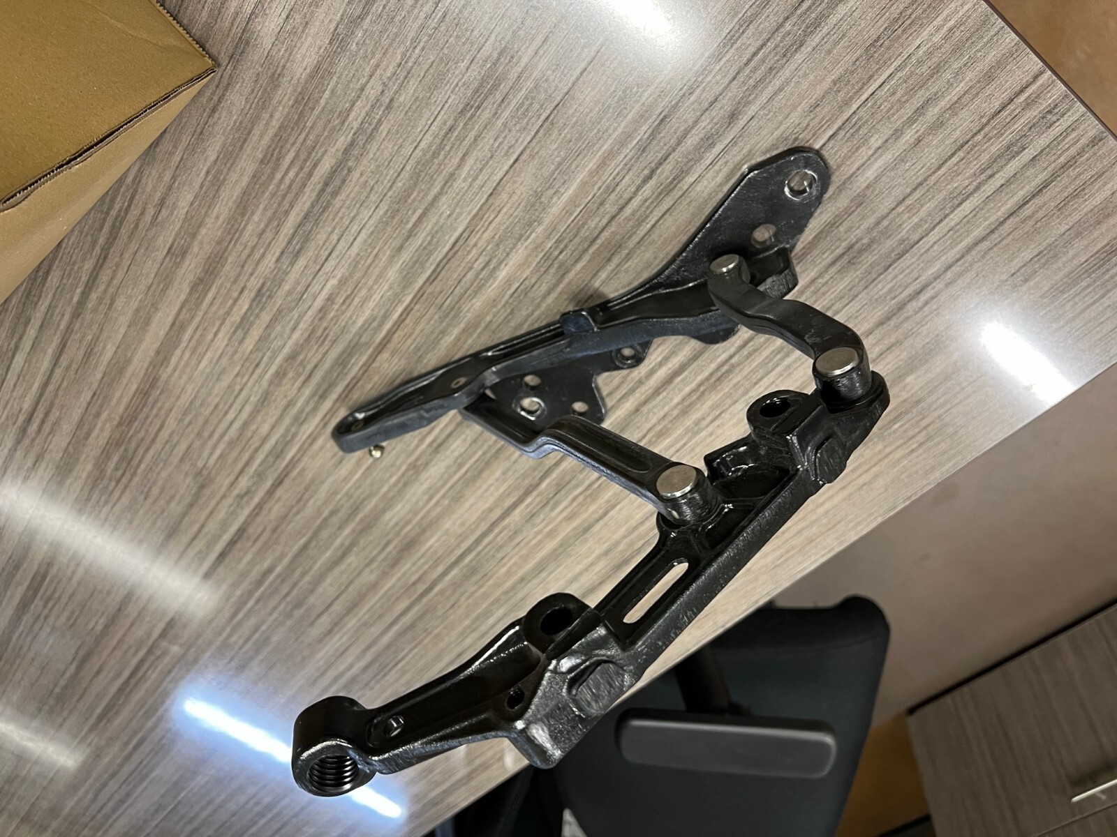 ASTON MARTIN DB11 DBS RIGHT  FRONT HOOD HINGE