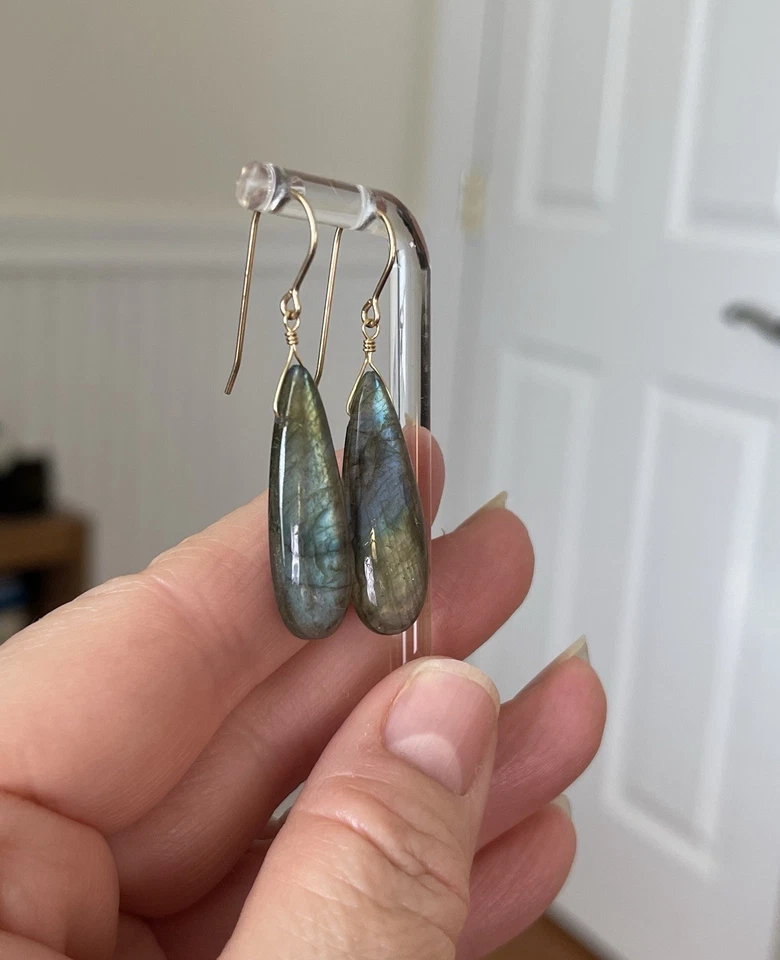 Pendientes colgantes de labradorita briolette natural relleno de oro de 14 quilates azul verde flash Foto 3 de 4