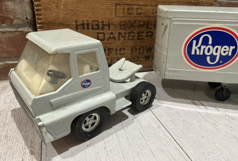 Vintage 1960's very rare Structo Kroger Semi Truck Pressed Steel - Image 4 of 4