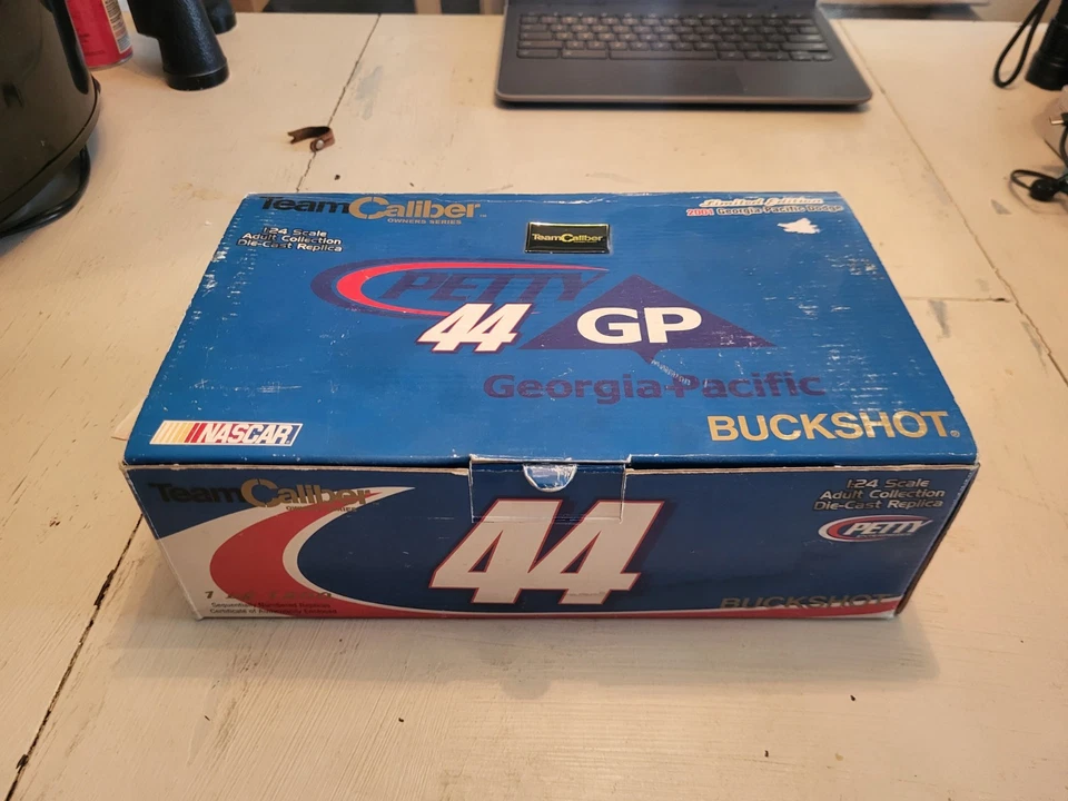 2001 Buckshot Jones 1:24 Petty Four Generations Dodge Ram / TeamCaliber Owners - Image 2 of 4