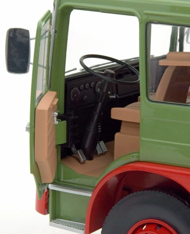 Road Kings 1/18 Scale RK180052 - 1972 MAN 16304 F7 Tractor Truck Green/Red - Image 4 of 4