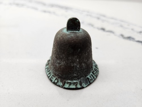 RARE ANTIQUE VINTAGE SAN GABRIEL MISSION SOUVENIR BRONZE BELL 1.75" - Afbeelding 3 van 4