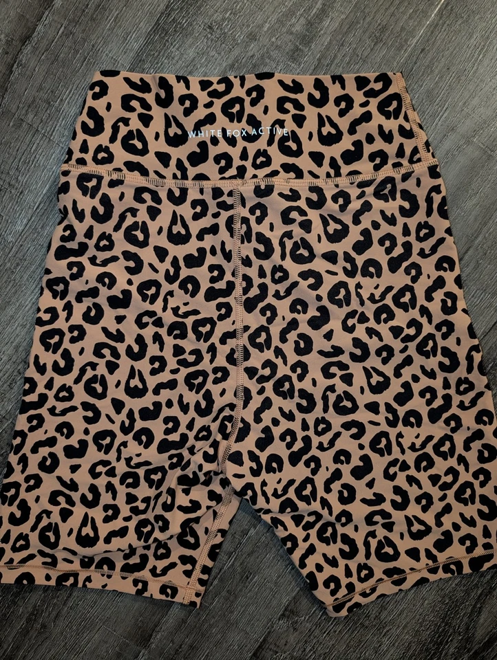 Shorts de motociclista White Fox Boutique ativo cintura alta estampa de leopardo bronzeado tamanho XS - Imagem 2 de 4