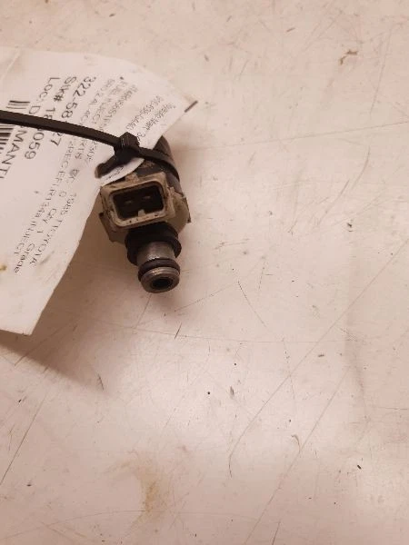 84 85 86 87 TOYOTA PICKUP SR5 FUEL INJECTOR - Image 2 of 4