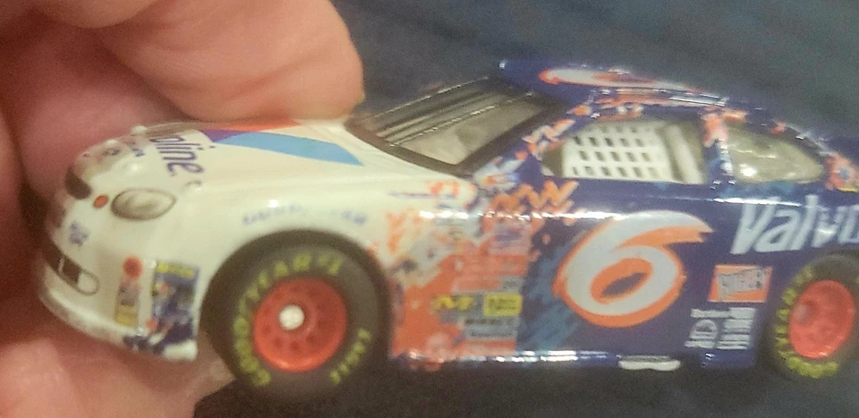 Vintage NASCAR #6 Mark Martin Valvoline 1997 Ford Taurus - Image 4 of 4