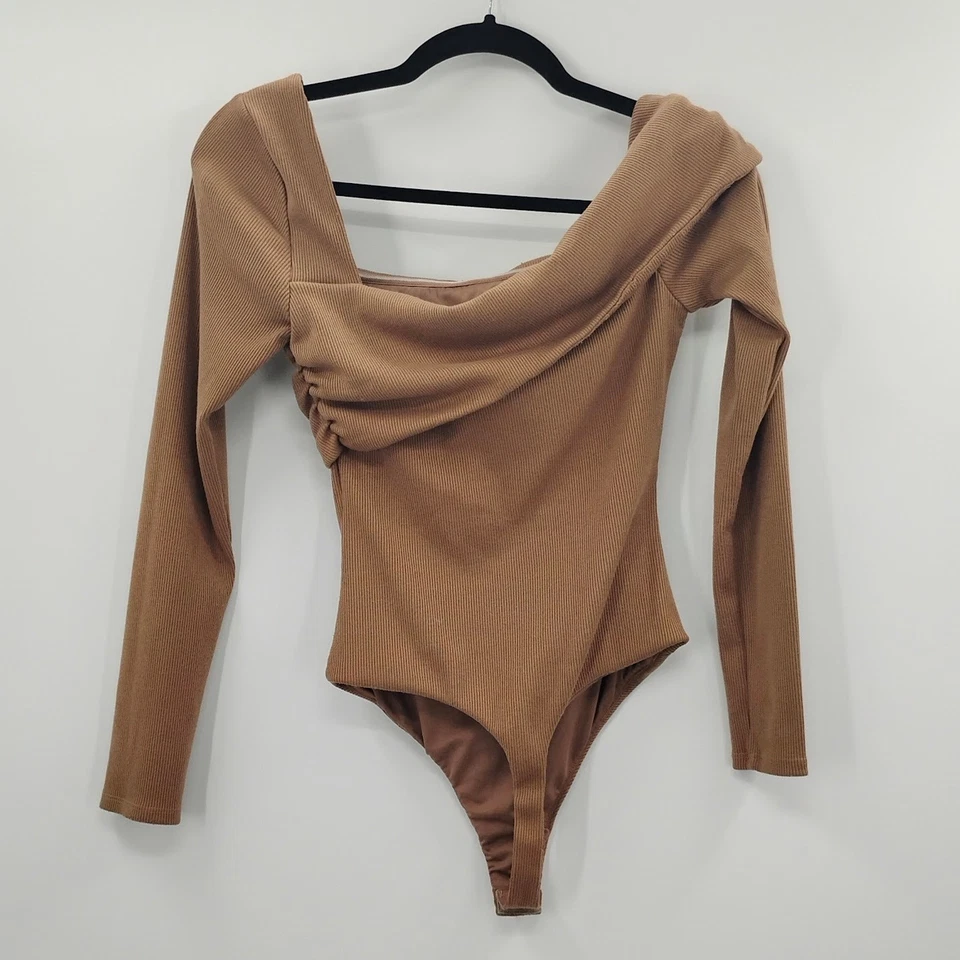 Body Acanalado Lovers and Friends Florence Un Hombro Mangas Largas Marrón Tostado Foto 3 de 4