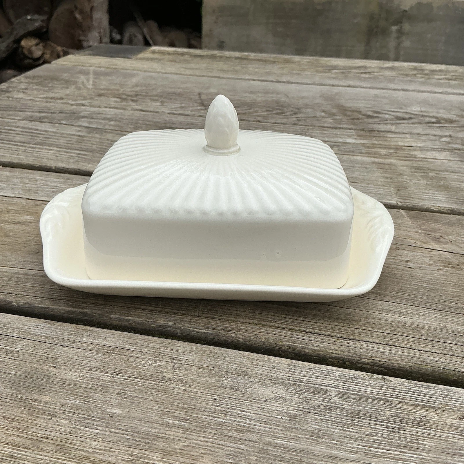 Wedgwood Bone China Creamware Edme Butter Dish - Damage To Base, Lid Is Good