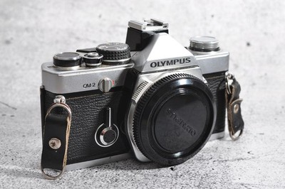 Olympus OM-2 | chrome | body | Blitzschuh