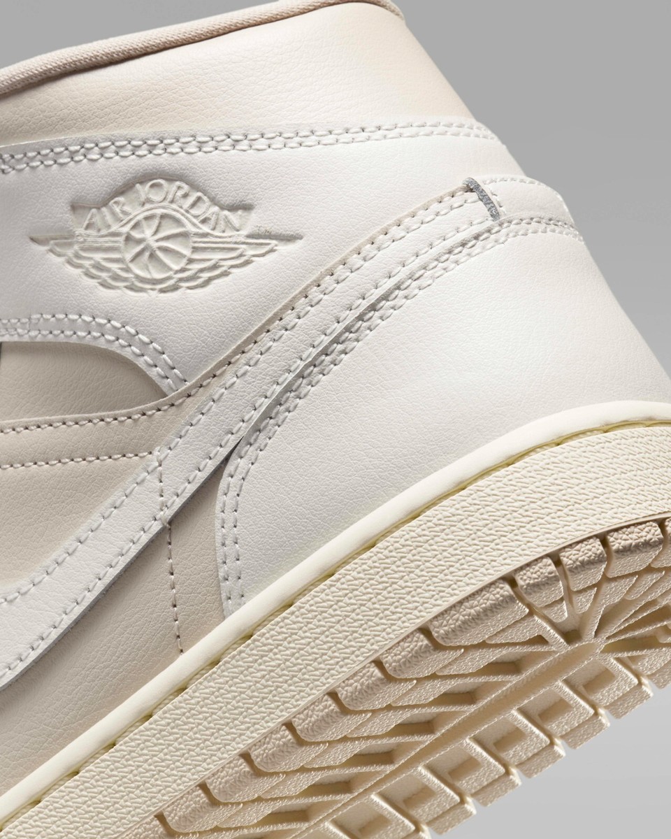 Nike WMNS Air Jordan 1 Mid 