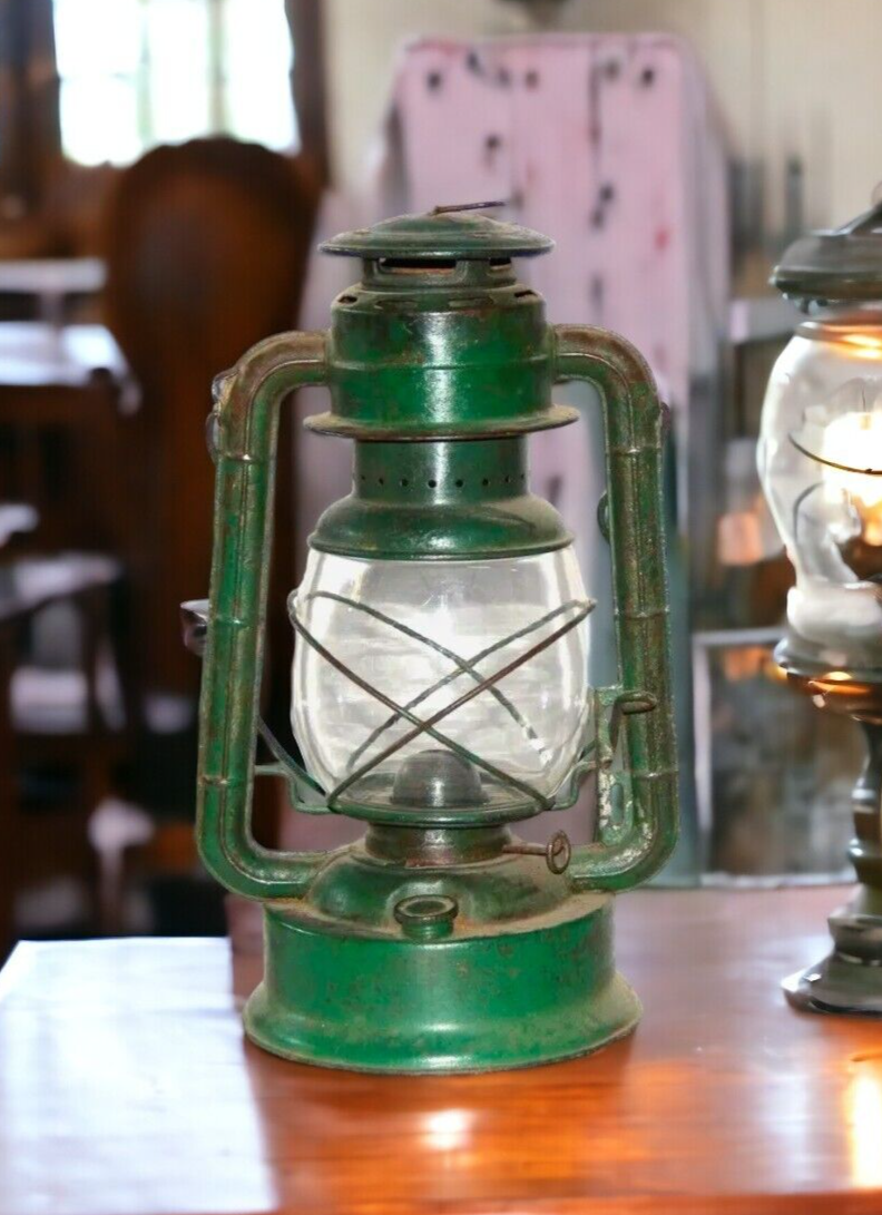 Vintage Green N022-Lite Iron Kerosene Oil Lamp/ Lantern