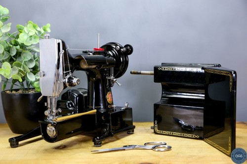 Excellent 1960 Singer 222k "RED S" Featherweight Sewing Machine + Case, Warranty - Picture 9 of 13