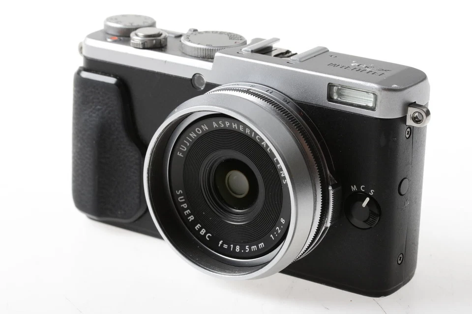 FUJIFILM X70 Premium Kompaktkamera - Silber - SNr: 5DQ01805 - Bild 1 von 4