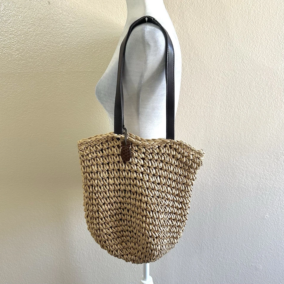 Cartera de viaje de playa mediana de hombro de cuero vegano beige paja de papel Magid de colección Foto 3 de 4