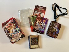 Yu-Gi-Oh Yugi Reloaded Starter Deck KOMPLETT mit Lanyard Tin & Pin Badge Bundle