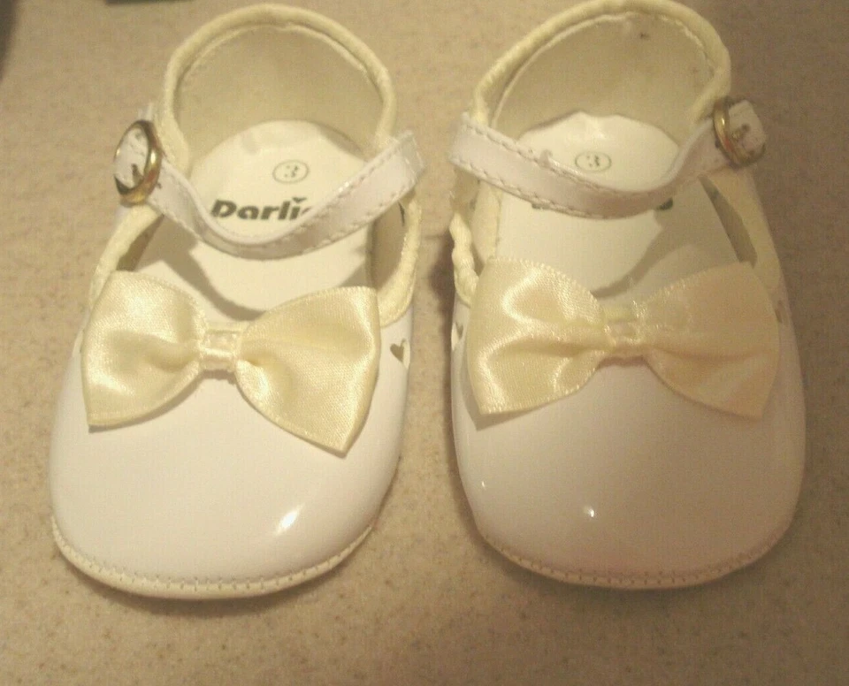 Zapatos Darling Infant charol blanco recortes de corazón talla 3 Foto 3 de 4