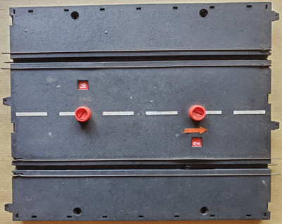 #B463 CARRERA UNIVERSAL Rundenzähler Schiene, weiße Ziffern auf rotem Grund