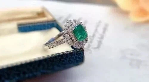 Anillo de plata enchapado en oro blanco de 14 quilates con corte esmeralda de 3 quilates creado en laboratorio Foto 2 de 4