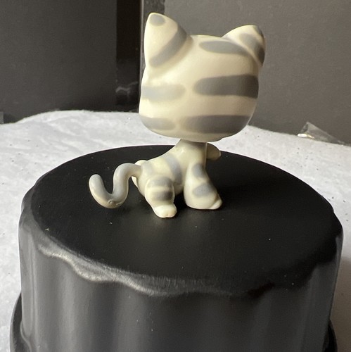 Authentic Littlest Pet Shop #32 Gray Striped Cat Shorthair 2004 Hasbro LPS - Picture 3 of 4
