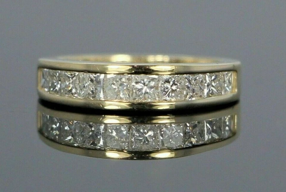 Anillo de oro amarillo sólido de 14K banda de canal corte princesa moissanita de 1,55 quilates Foto 2 de 4