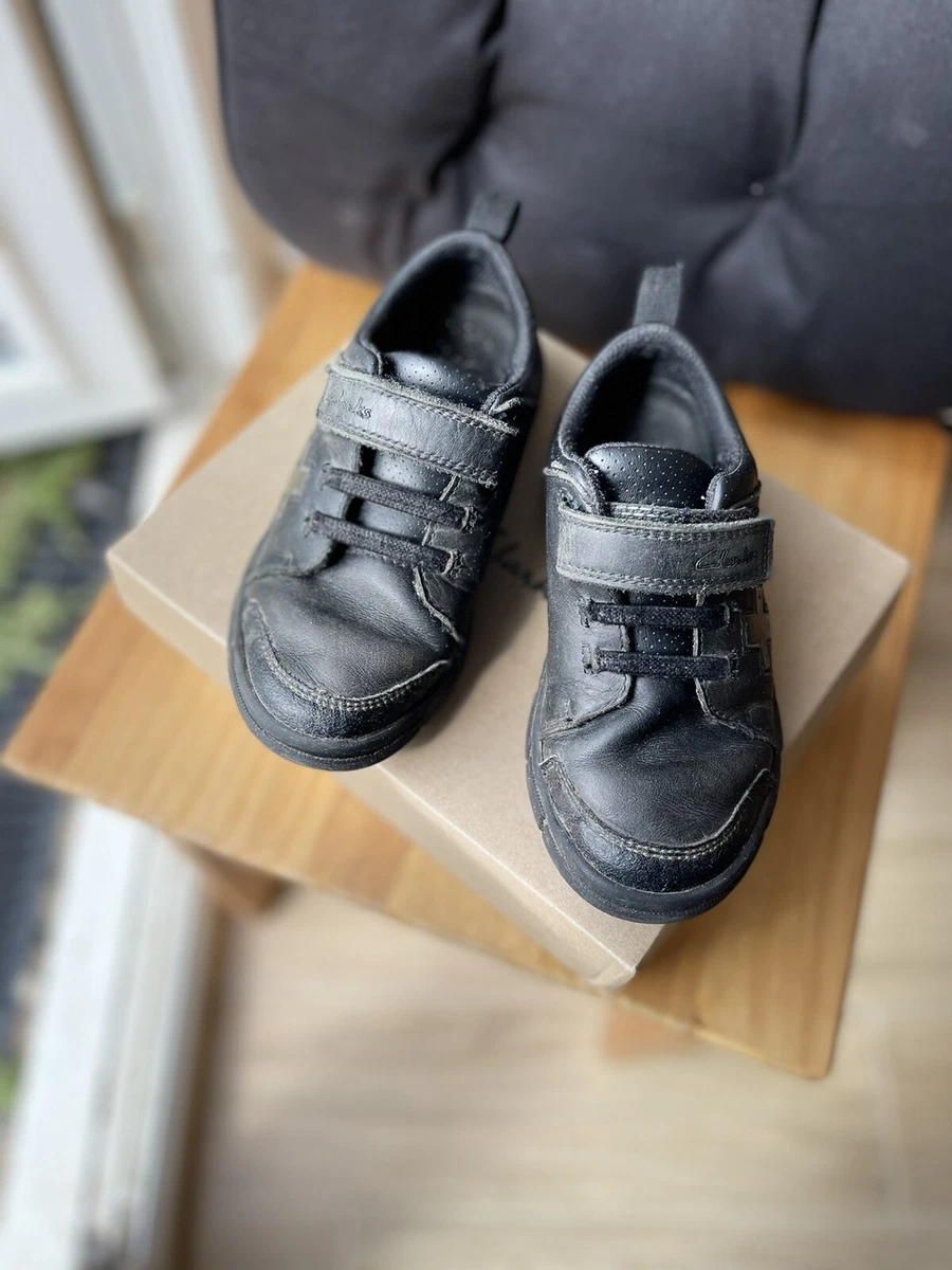 Clarks flashing best sale shoes
