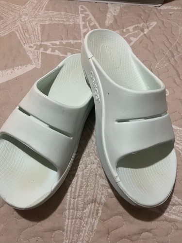 Oofos slides, women’s size 7 in the color mint. Excellent condition.