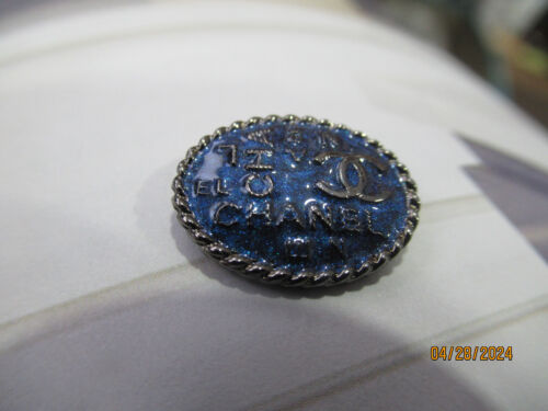CHANEL PARIS 1 CC LOGO BLUE D. silver METAL BUTTON TAG 18 x 13 MM emblem NEW 1 - Picture 3 of 3