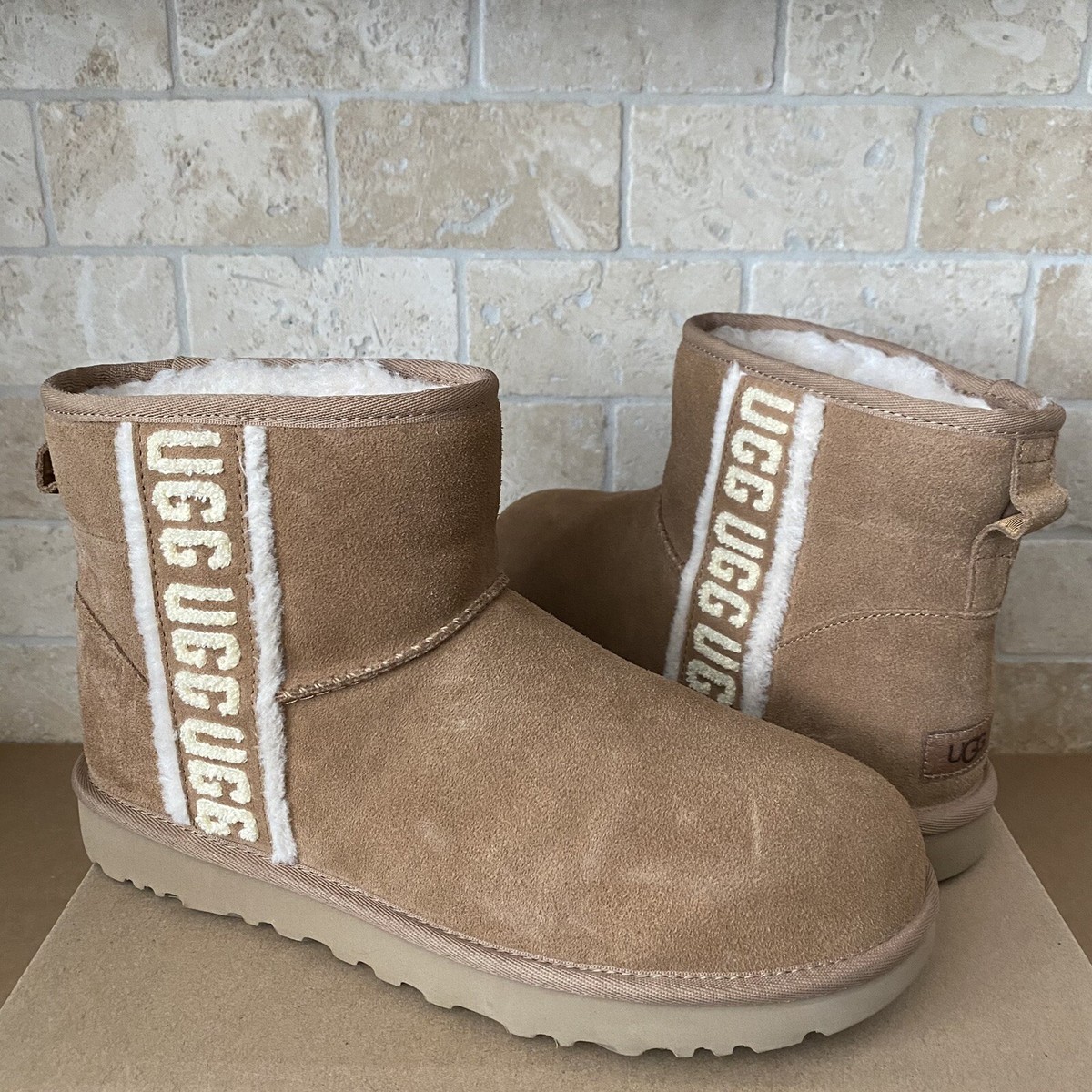 UGG CLASSIC MINI SHEARLING LOGO CHESTNUT SUEDE ANKLE BOOTS  display picture 1