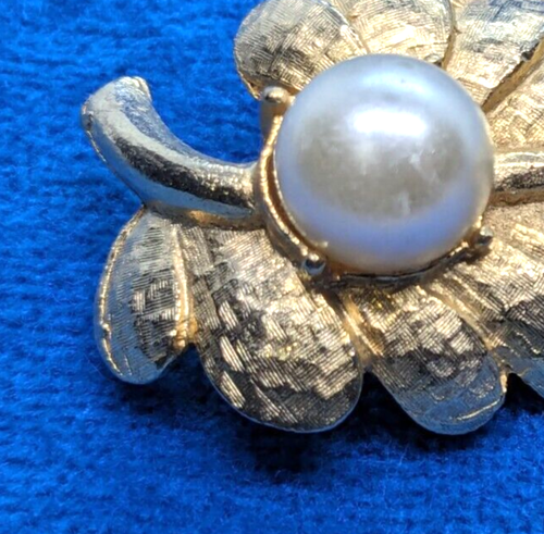 Vintage Gold Leaf with Large Pearl Pin Brooch Fashionable Design 2" X 1 1/4" - Picture 4 of 7