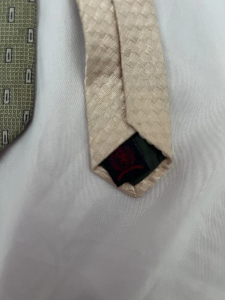 Corbata Tommy Hilfiger verde oliva y dorada Foto 3 de 4