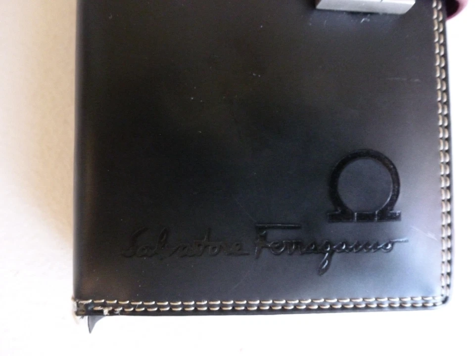 Cartera Salvatore Ferragamo Gancini de Cuero Larga Doble Plegable Negra/Roja Hecha en Italia Foto 2 de 4