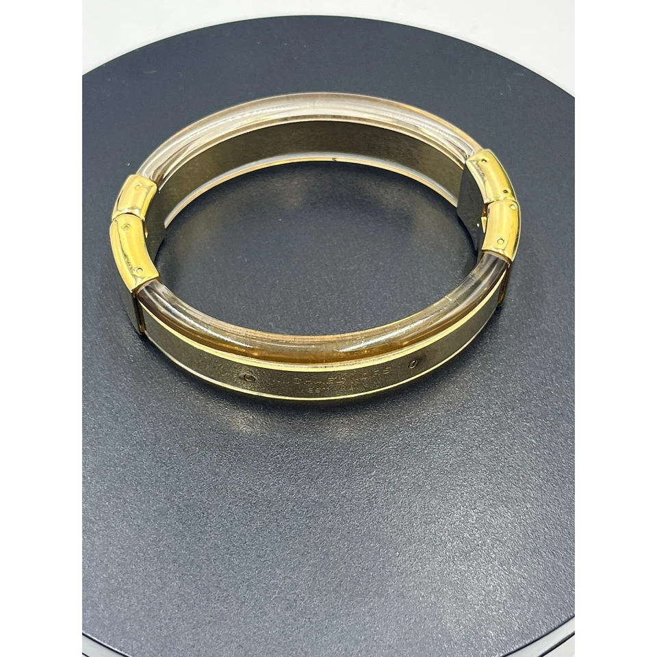 Brazalete Michael Kors tono dorado acetato acrílico bisagra logotipo placa MKJ5603 Foto 4 de 4