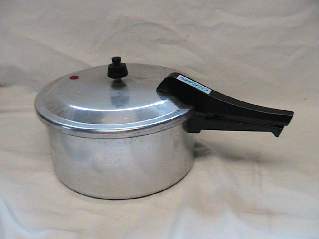 1 USED VINTAGE MIRROR 6 QUART PRESSURE COOKER M-0536-11 15 LB. PRESSURE