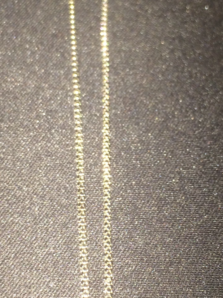 Cadena única de plata de ley 925 con sello con colgante de diamantes y perlas de circonita cúbica Foto 4 de 4