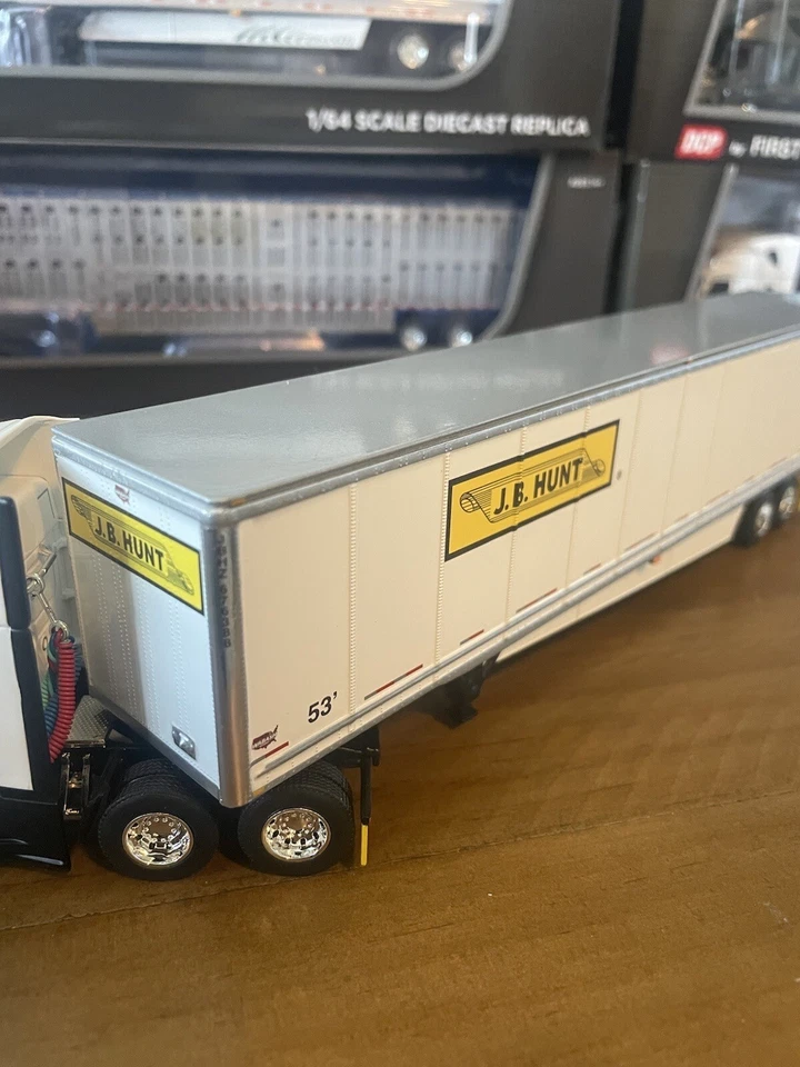 DCP by First Gear 1:64 J.B.Hunt Freightliner Tractor /Trailer. New - Image 4 of 4