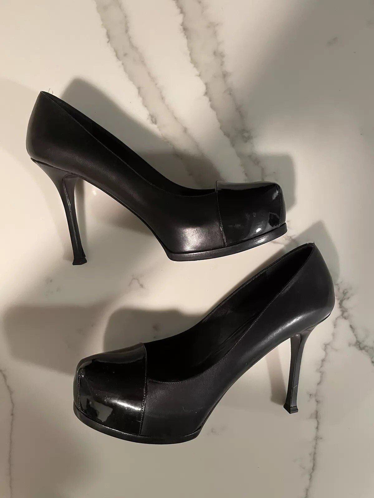 Décolleté tribtoo Yves Saint Laurent grigio nero in pelle e vernice taglia 40