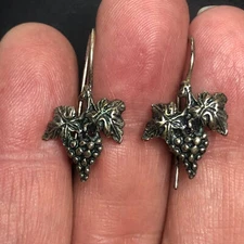4642 Sterling Silver 925 Grape leaf cluster dangle earrings 2.9 grams