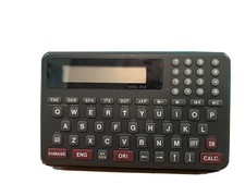 Berlitz 3818 / 7 Language Translator/ Calculator/ Horoscope/ Currency Convertor