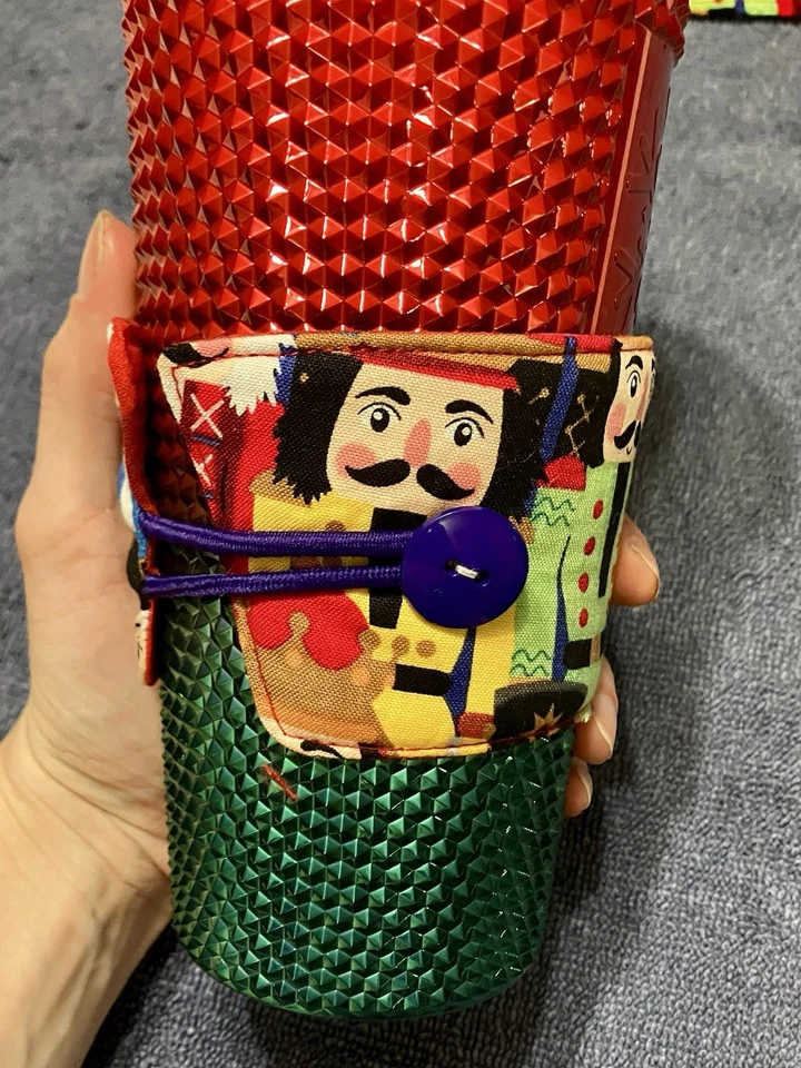 Acogedora manga taza café Navidad hecha a mano | Juego de 2 portavasos de tela reutilizable Foto 3 de 4