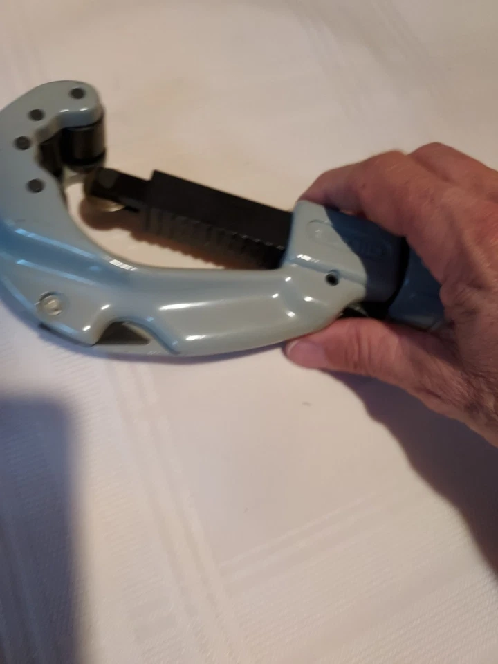 Pipe Cutter By Ridgid, New, #205, 1/4" -2.3/8" O.D. - Image 2 of 4