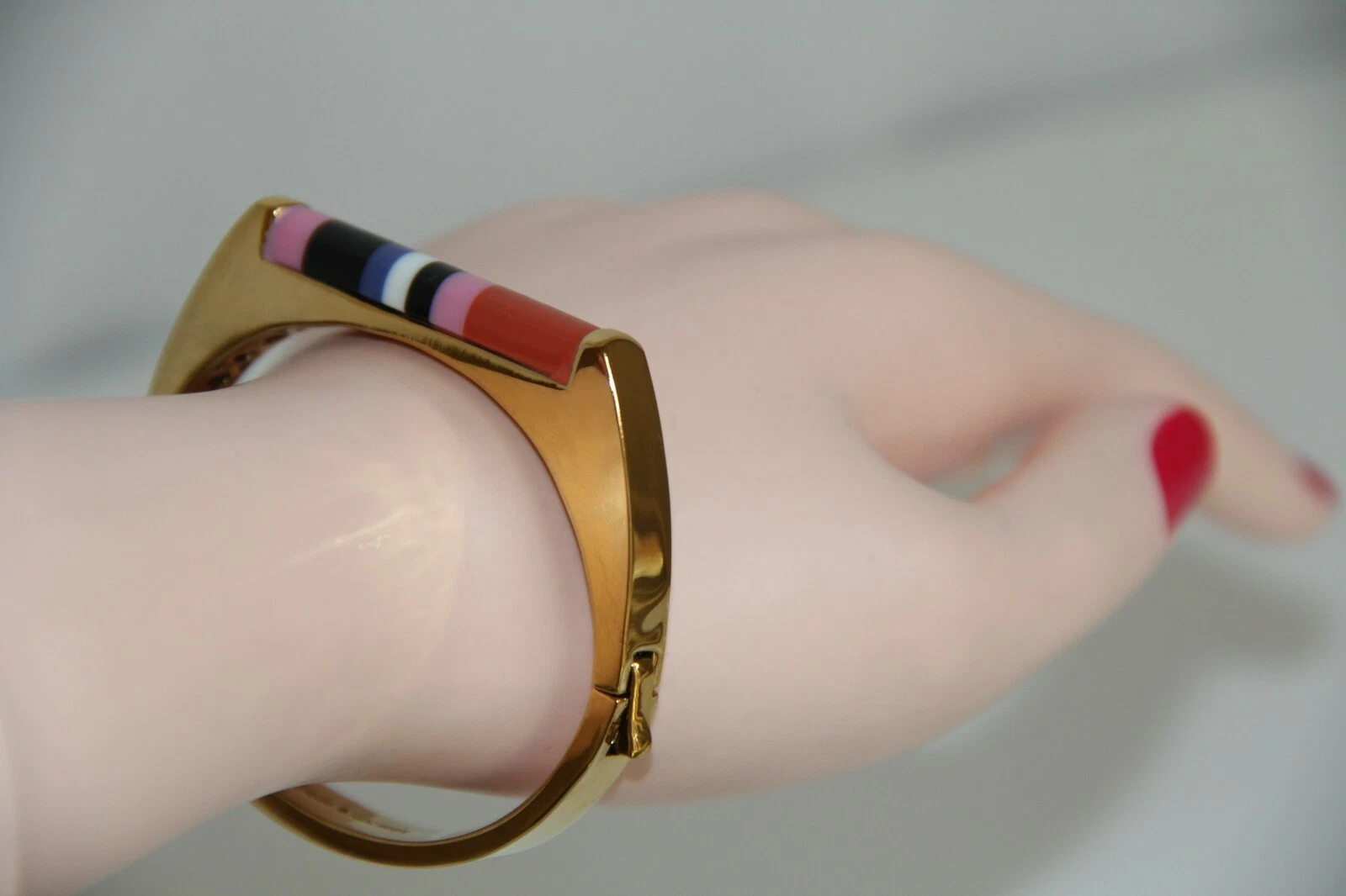 Bracciale Kate Spade "Building Blocks" a righe in resina oro con cerniera