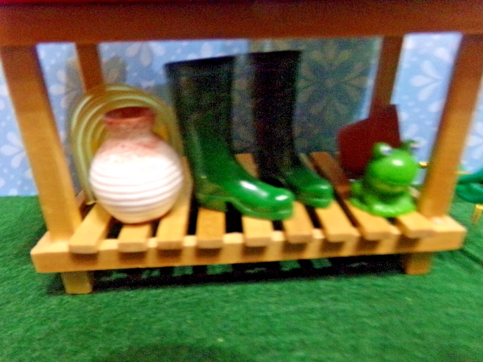 BANCO DE JARDÍN MINIATURA CASA DE MUÑECAS CON ACCESORIOS Foto 3 de 4